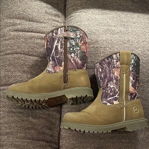 Magellan Outdoors Kids Boot, size 12 Youth, EUC